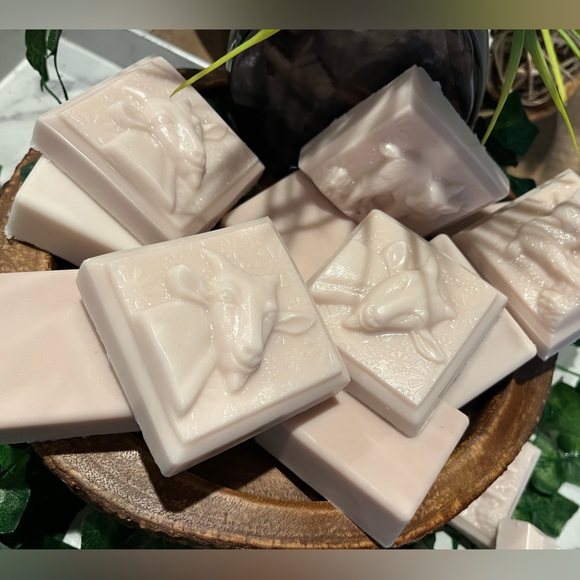 Goat Milk Bar Soap - Honey Almond Scent- handmade- (quantity 1) - Picture 2 of 3
